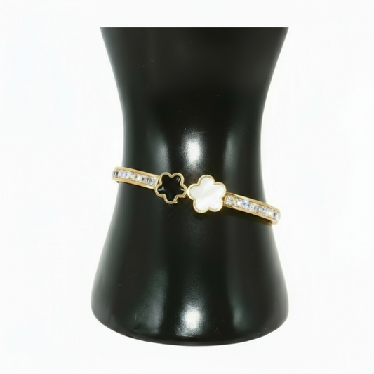 Gold bracelet with clover design