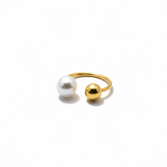 Gold ring with a white pearl