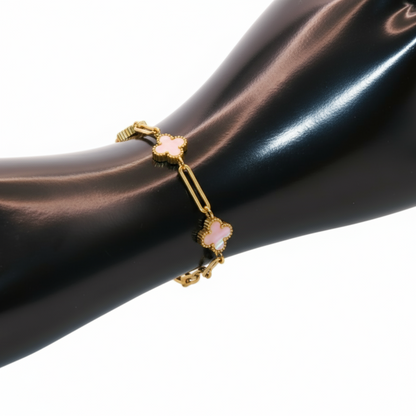 Gold bracelet with fClover designs 