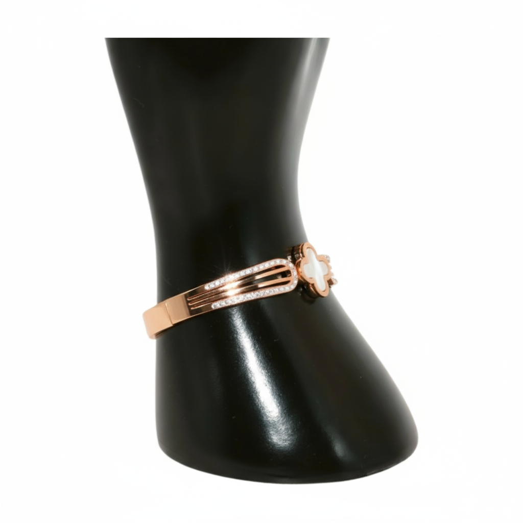 Rose gold bracelet with white clover