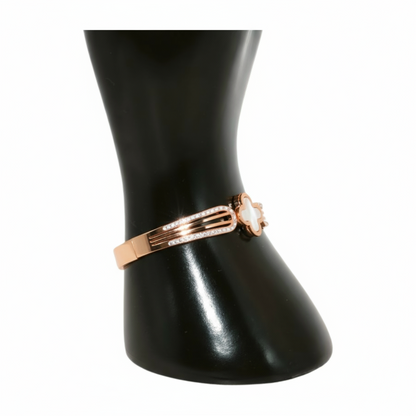 Rose gold bracelet with white clover