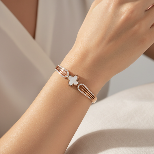Rose gold bracelet with white clover