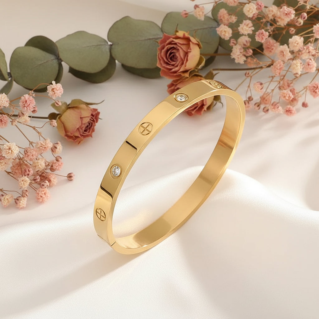 Carteir gold bangle with stones

