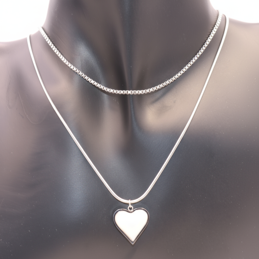 Silver necklace with a heart pendant 