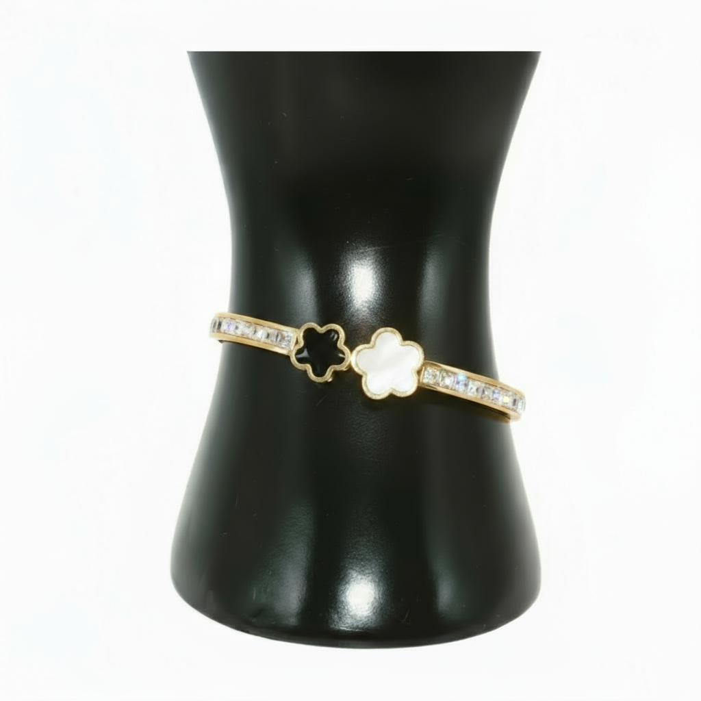 Gold bracelet with clover design 