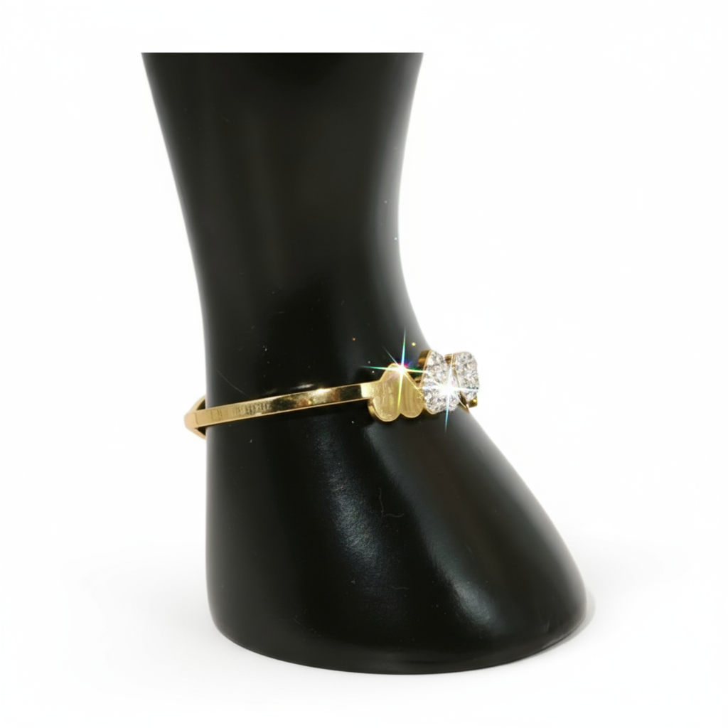 Gold bracelet with heart and diamond