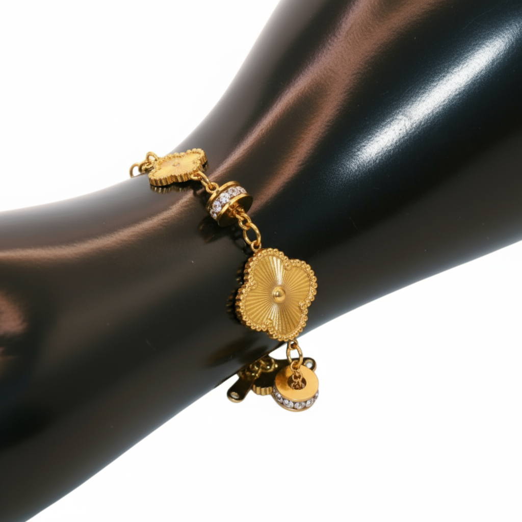 Gold Bracelet with golden Clover