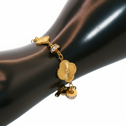 Gold Bracelet with golden Clover
