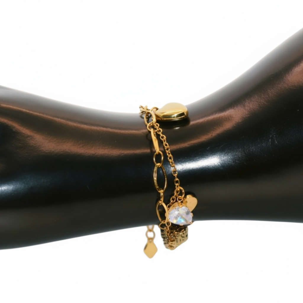 Gold bracelet with a heart-shaped charm 