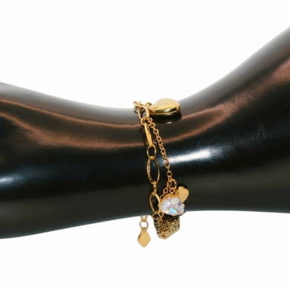 Gold bracelet with a heart-shaped charm 