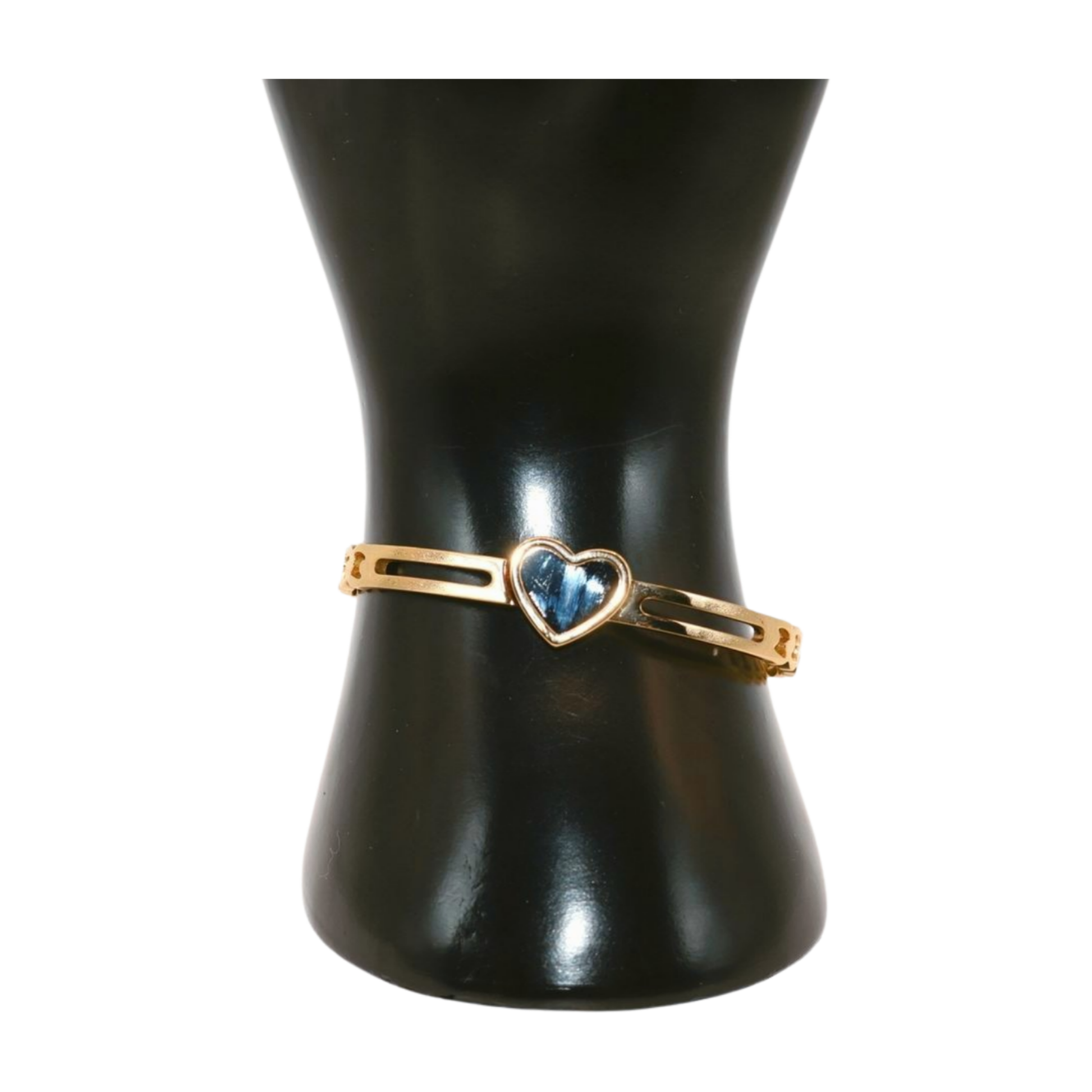 Gold bracelet with a heart-shaped 