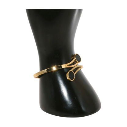 Gold bracelet with scissors design 