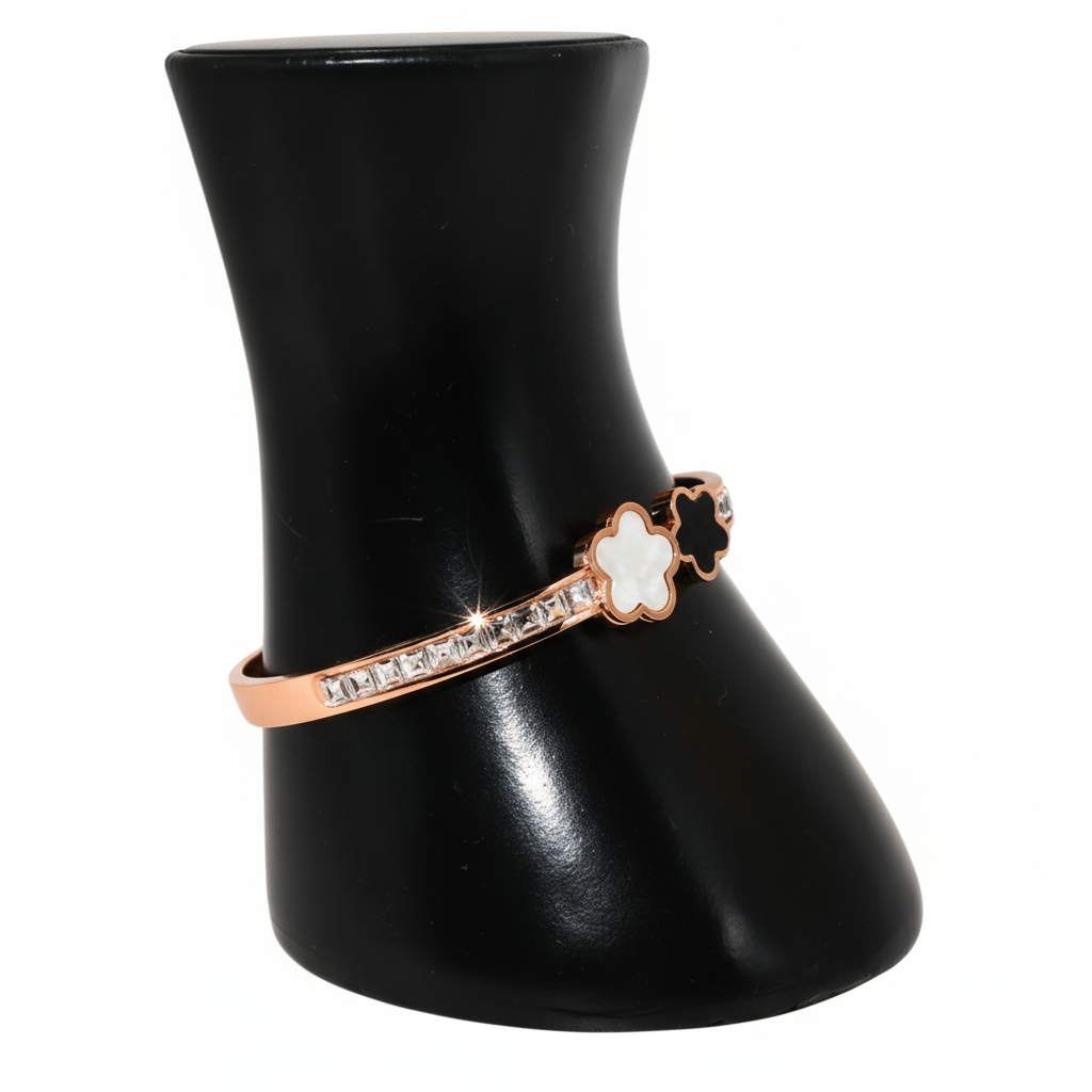 Rose gold bracelet with a clover charm 