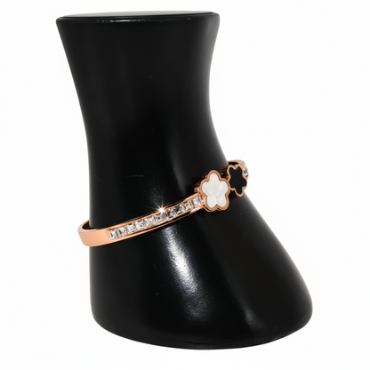 Rose gold bracelet with a clover charm 