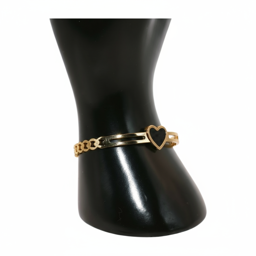 Gold bracelet with a heart charm 