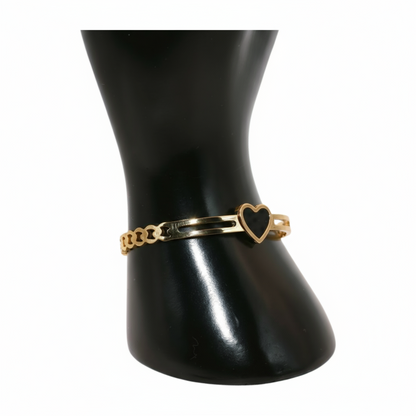 Gold bracelet with a heart charm 
