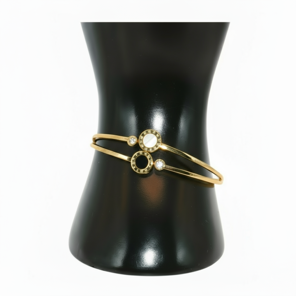 Gold bracelet with circular design 