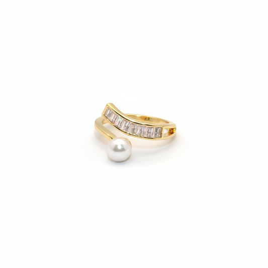 Gold ring with a pearl 