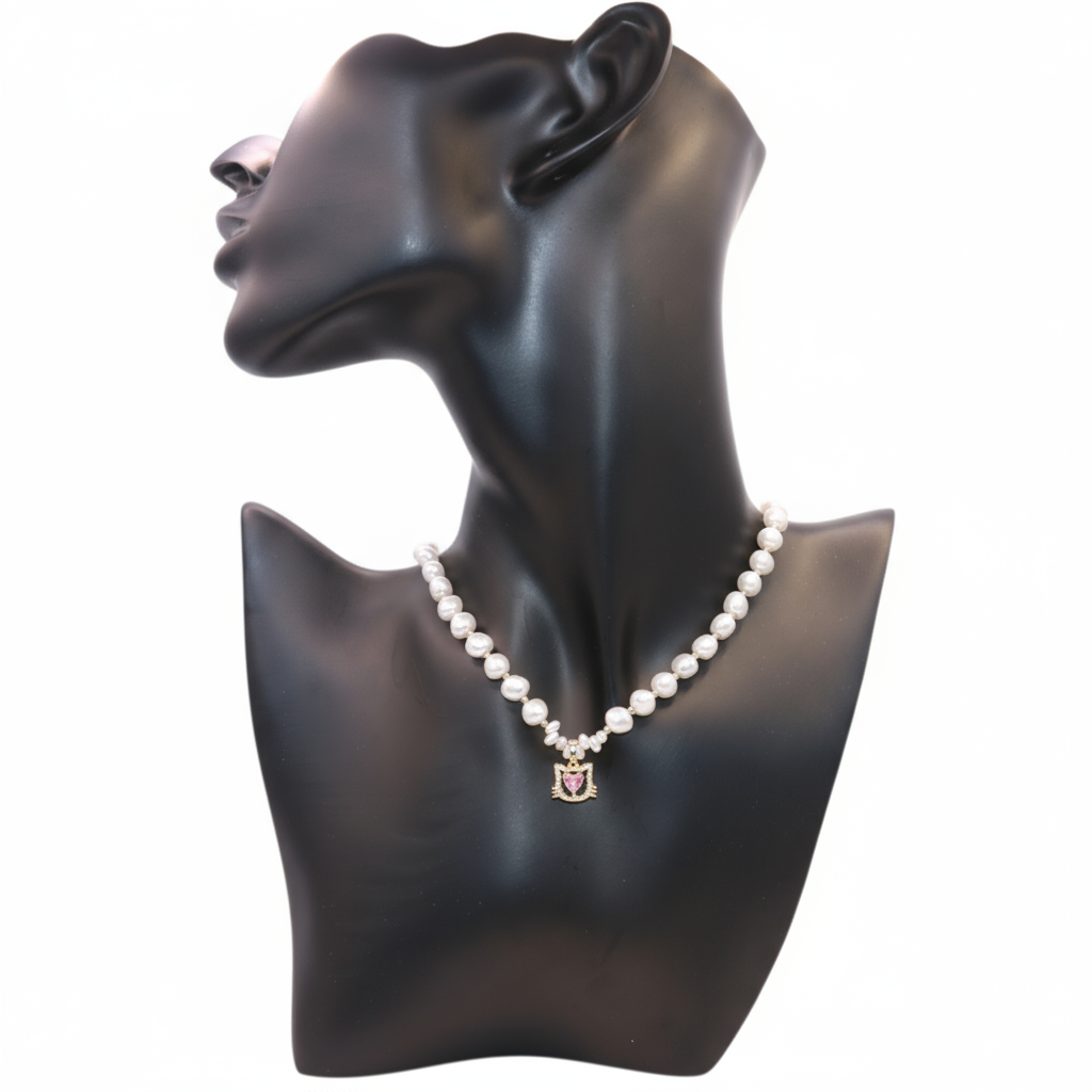 Pearl necklace with a pendant 
