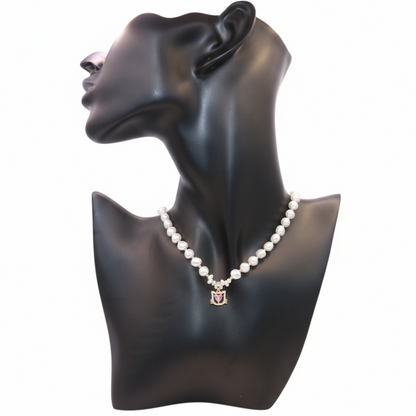 Pearl necklace with a pendant 