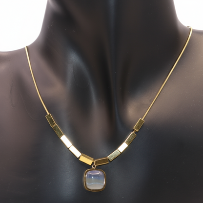 Gold necklace wit grey pendnat