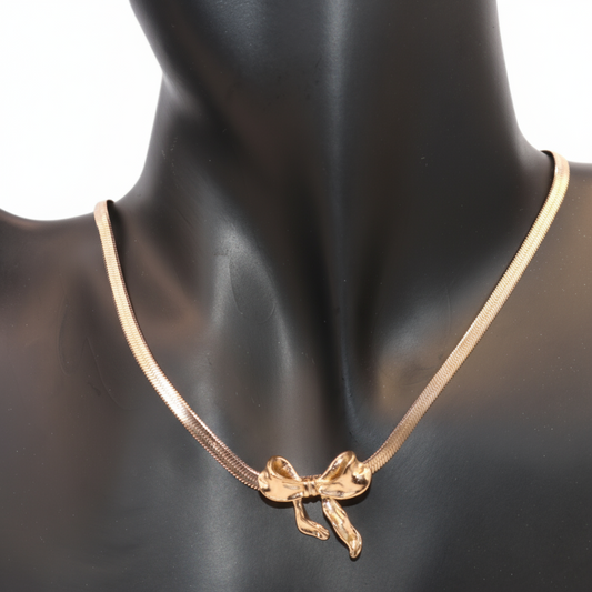 Rose gold necklace with bow